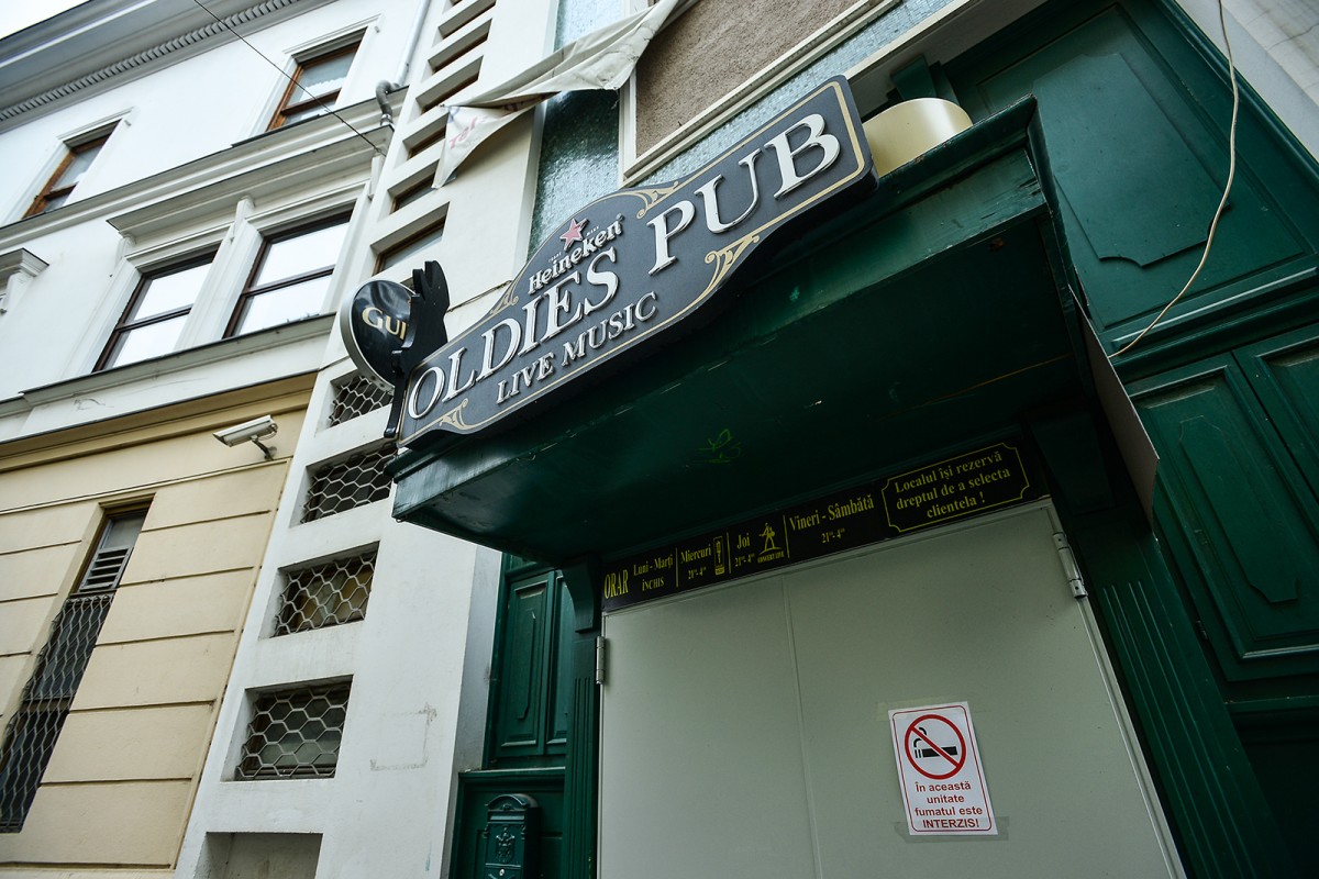 Un bodyguard de la Oldies Club a lovit cu piciorul în față o tânără care voia să intre. Poliția l-a reținut