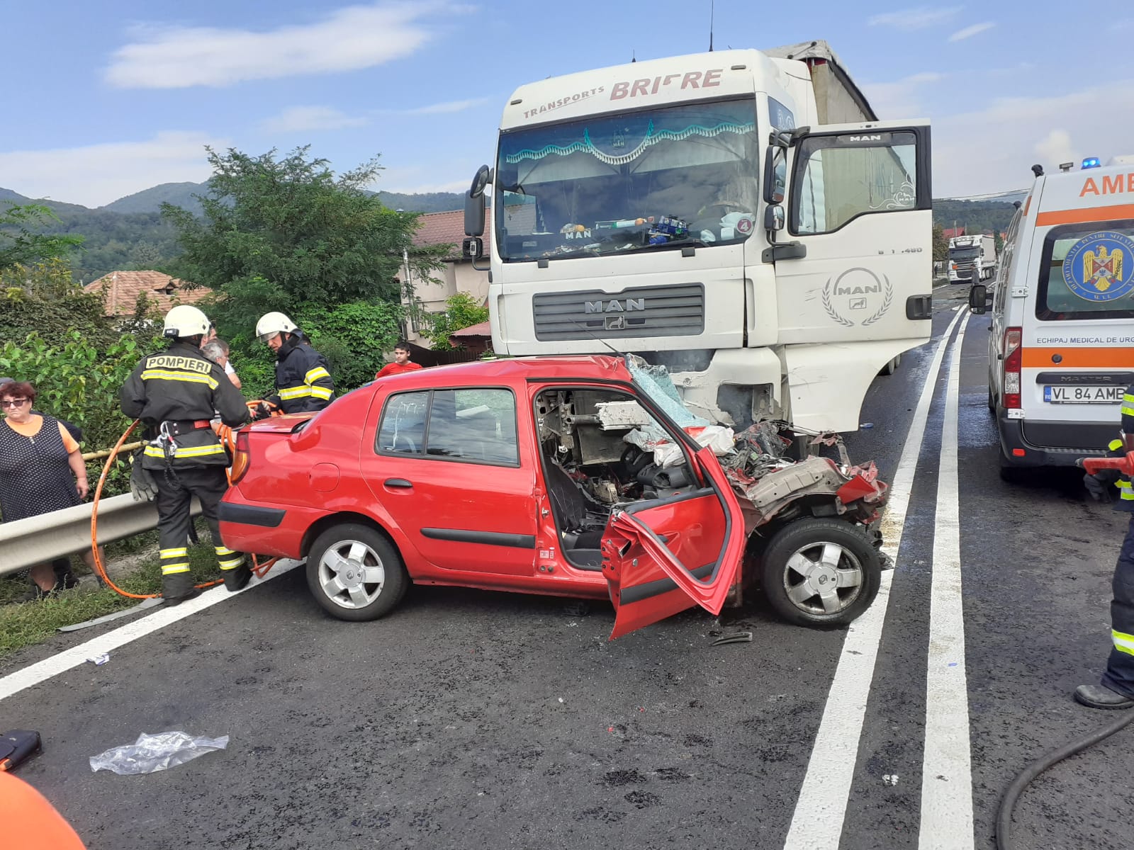 Acident grav la Bujoreni. Două persoane au murit după o coliziune între un TIR și o mașină