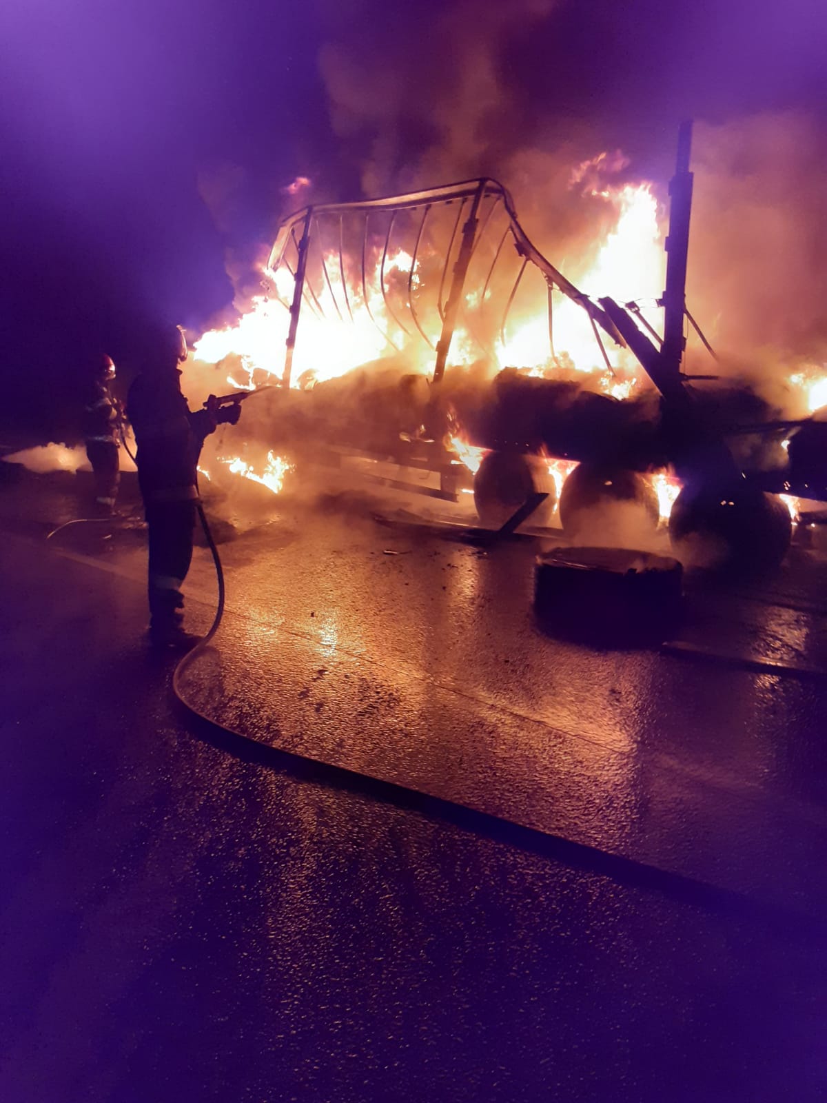 Un camion încărcat cu anvelope a ars pe Valea Oltului. Pompierii au lucrat timp de aproape 4 ore pentru stingerea incendiului