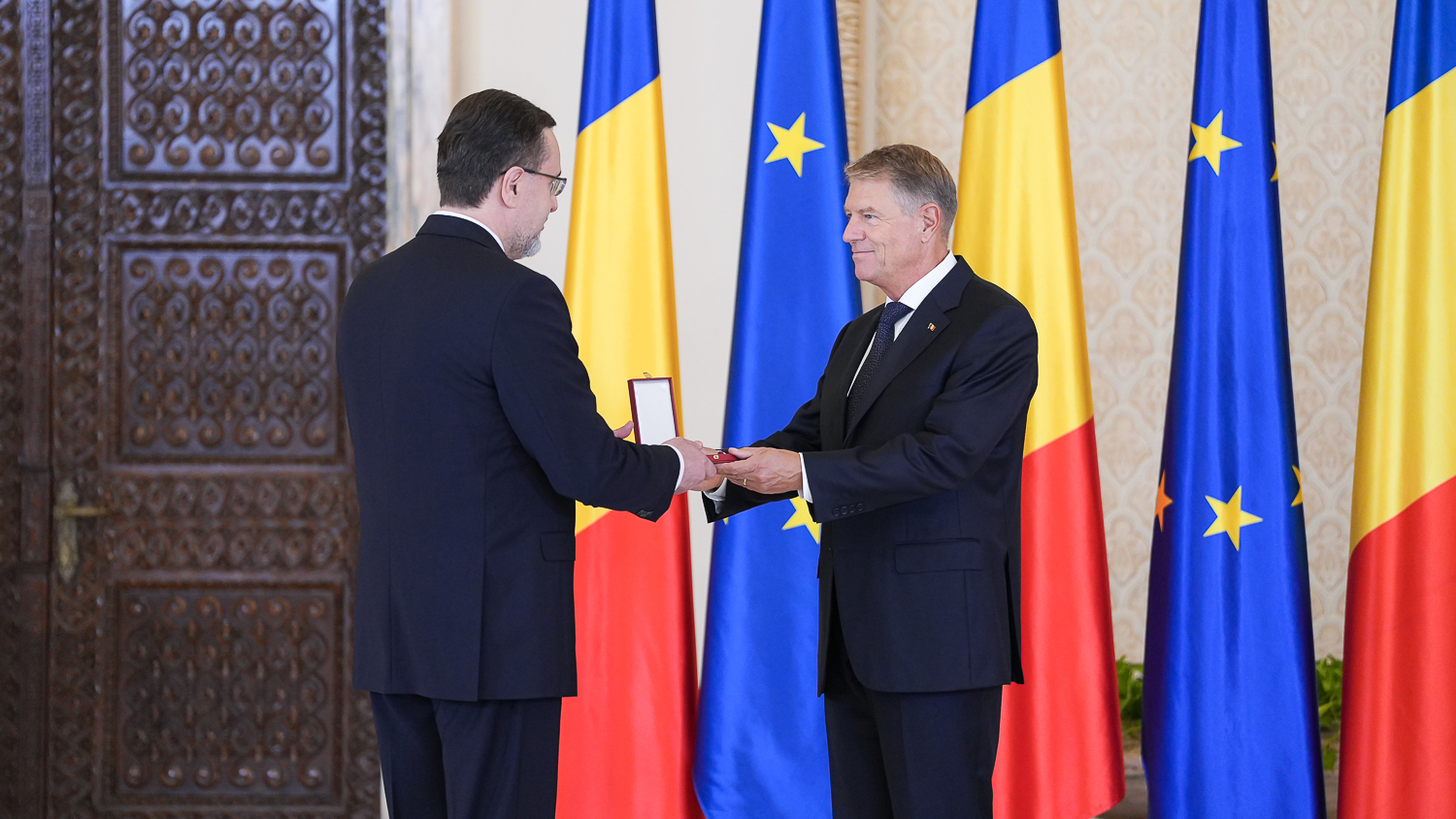 Iohannis a decorat un fost președinte al Republicii Moldova, care s-a răzgândit de două ori în privința denumirii limbii vorbite