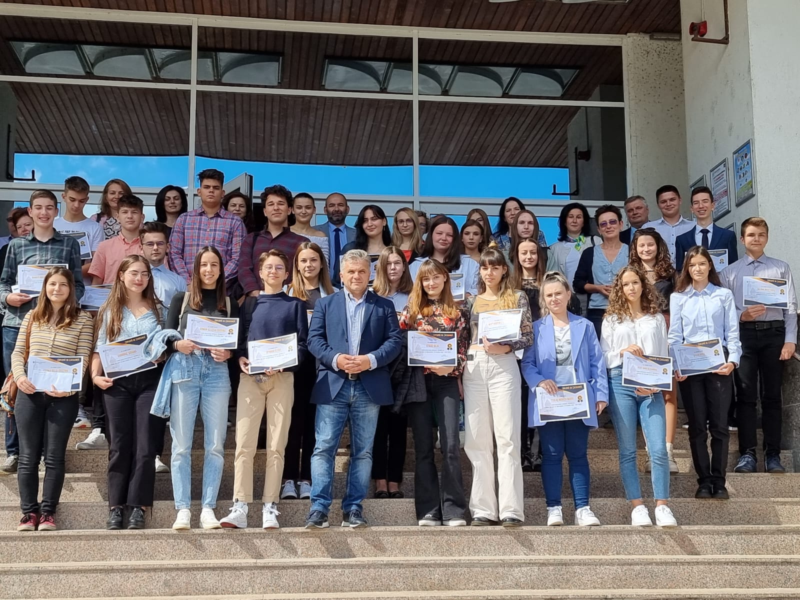 Tinerii medieșeni cu rezultate deosebite  la examenele de evaluare și bacalaureat au fost premiați