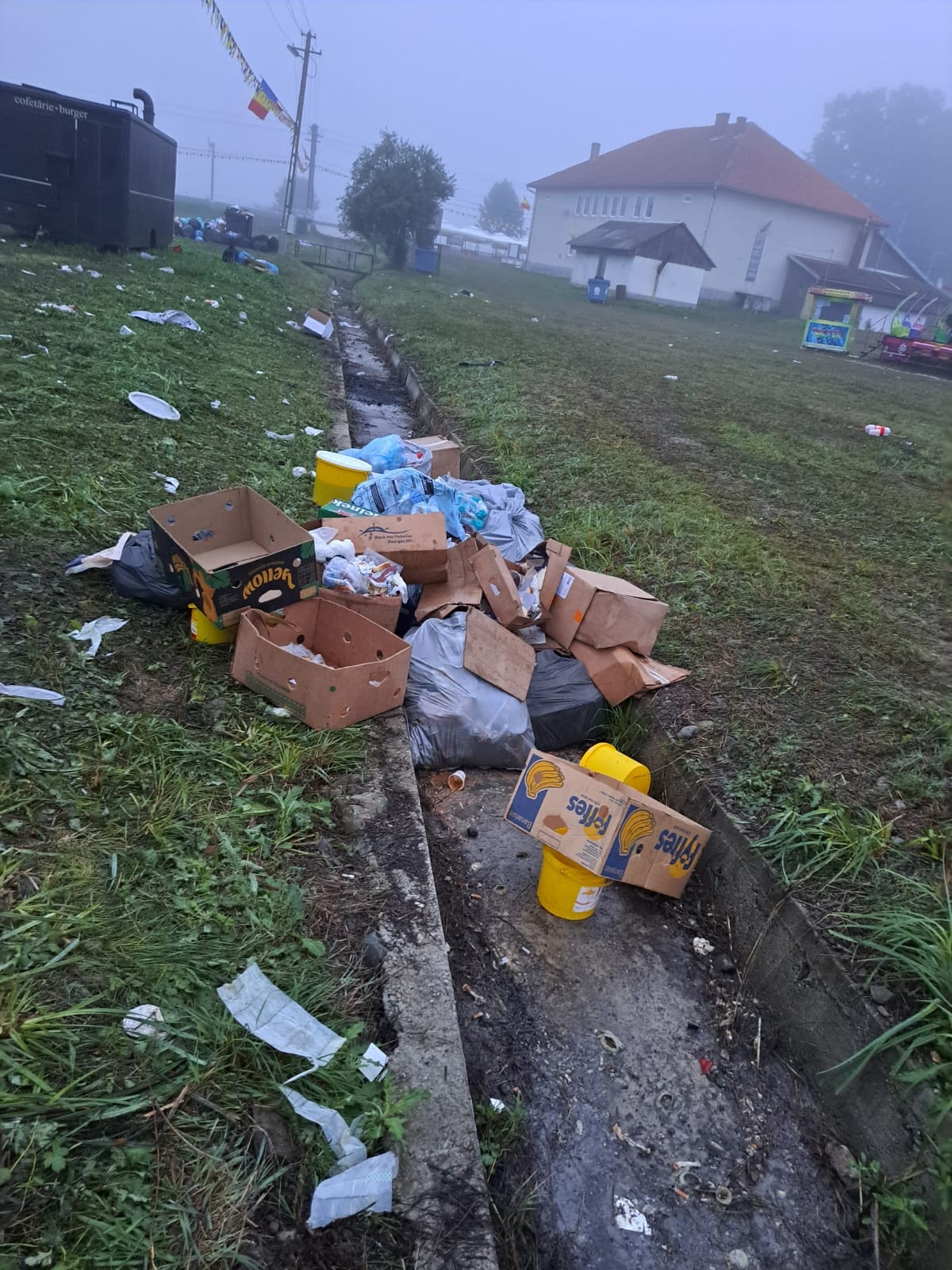 Mormane de gunoaie rămase după Serbările de la Ţebea