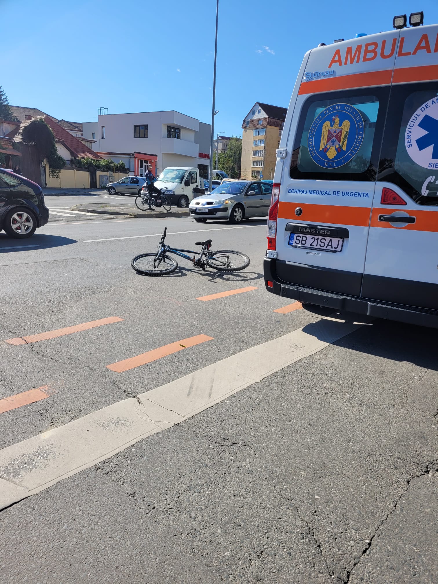 Biciclist accidentat la intersecția străzilor Iorga cu Hipodromului. Șoferul unui mașini nu i-a dat prioritate