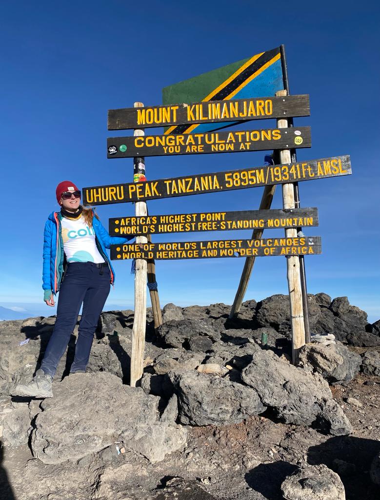 O tânără din Sibiu a cucerit cel mai înalt munte din Africa. „Kilimanjaro îți oferă peisaje incredibile. Visez să ajung pe Muntele Vinson din Antarctica”