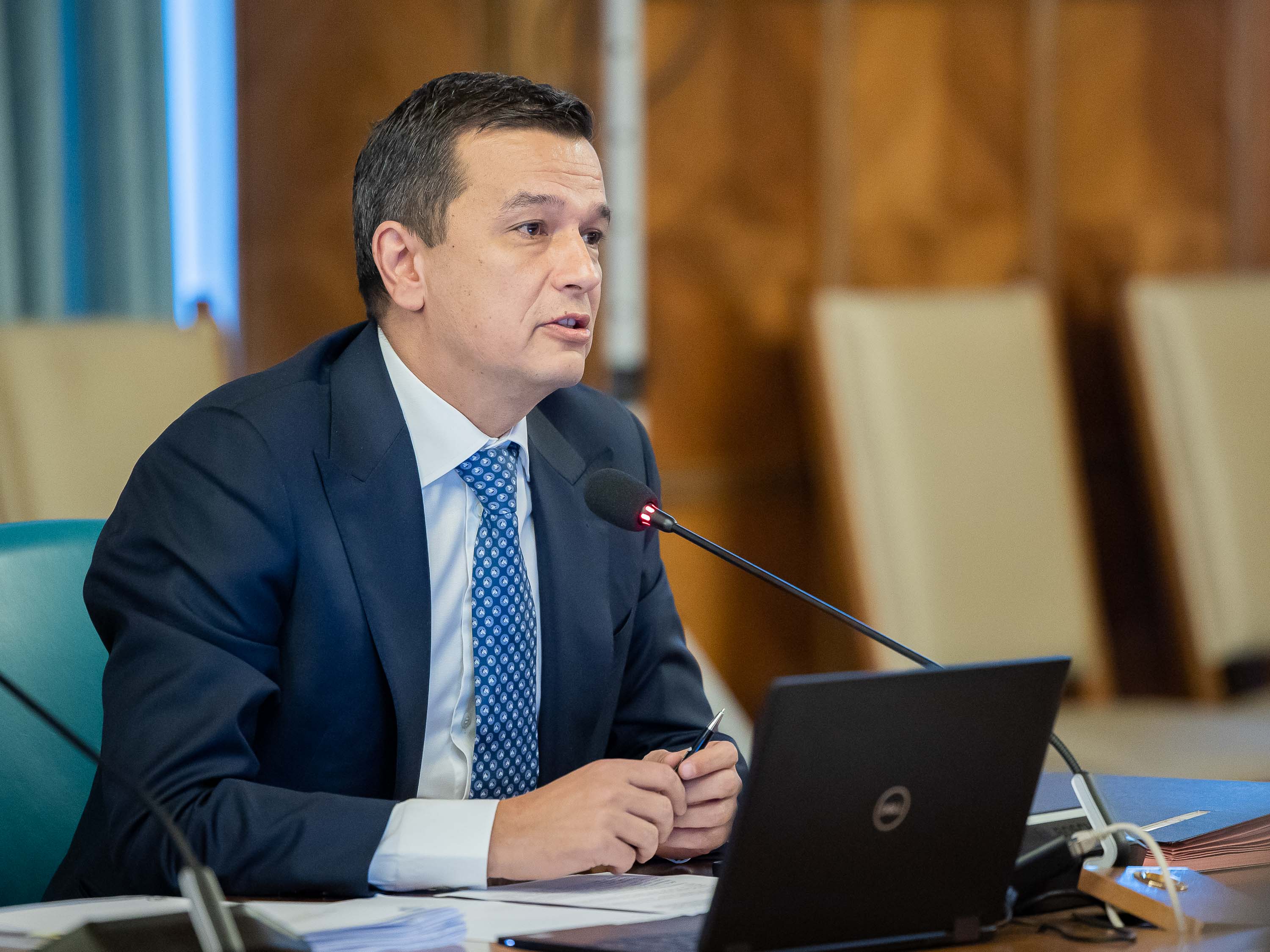 Grindeanu: Îi îndemn pe cei care au bilete de la Blue Air să îşi ceară banii înapoi şi despăgubirile