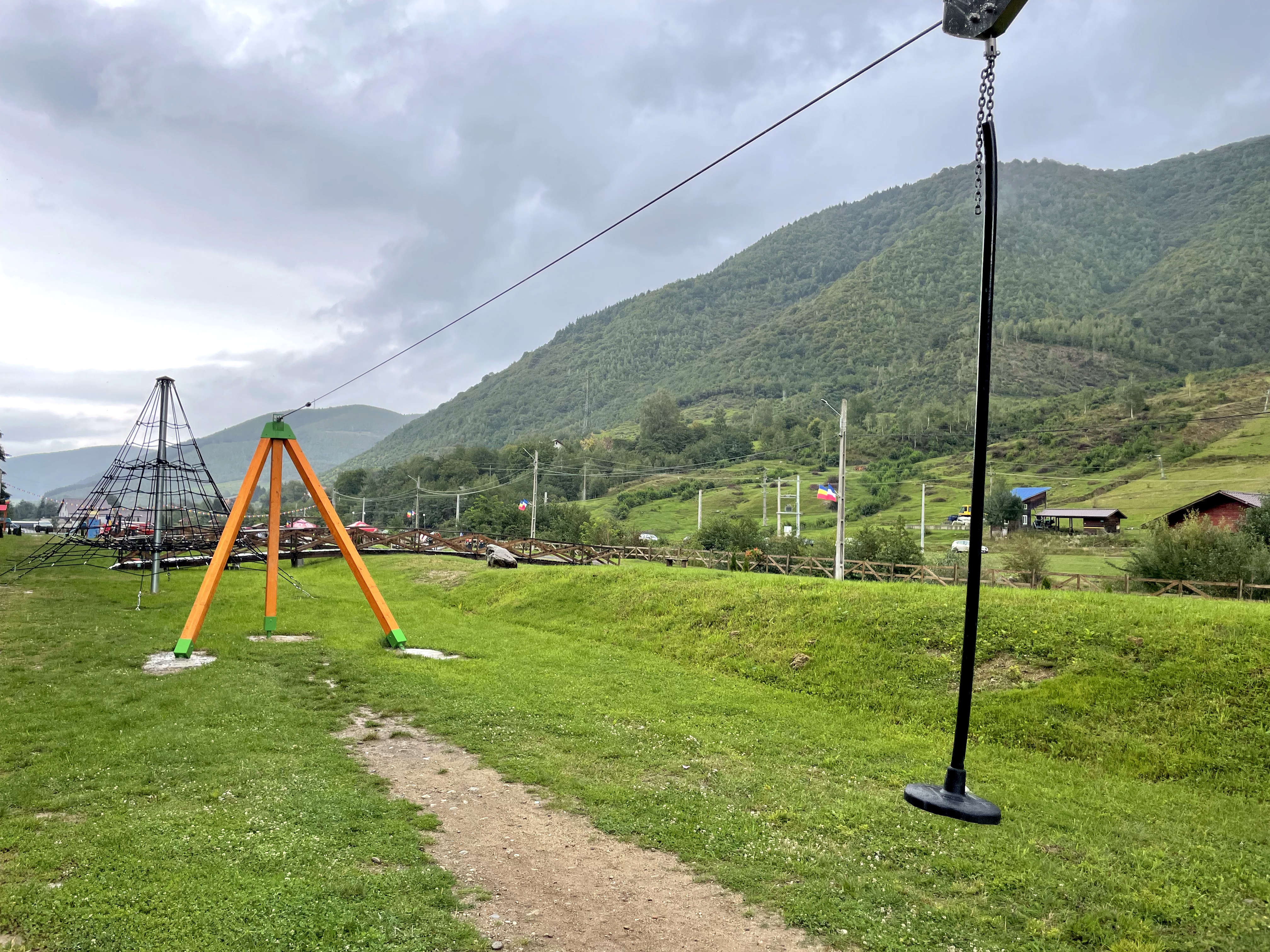 Tiroliană în parcul de distracții din Gura Râului