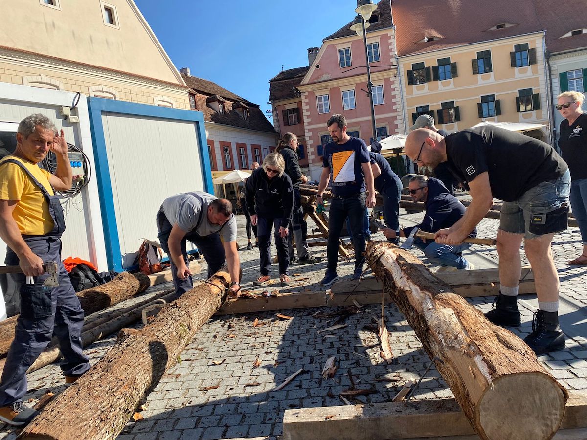 Piața Mică a Sibiului s-a transformat în atelier de restaurare: Vrem să învățăm comunitatea cum să mențină clădirile și obiectele vechi