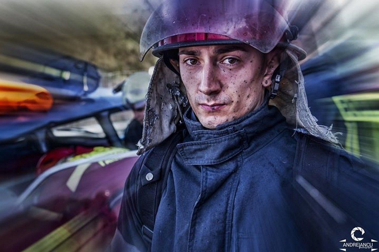 Marius Dobrin, pompierul anului în Sibiu: a intervenit la incendiul de la o pensiune cu 30 de oameni cazați și a salvat un alpinist utilitar