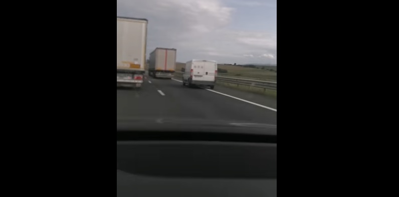 Un șofer sibian a fost filmat pe A1 cum face slalom printre mașini și apoi depășește pe banda de urgență