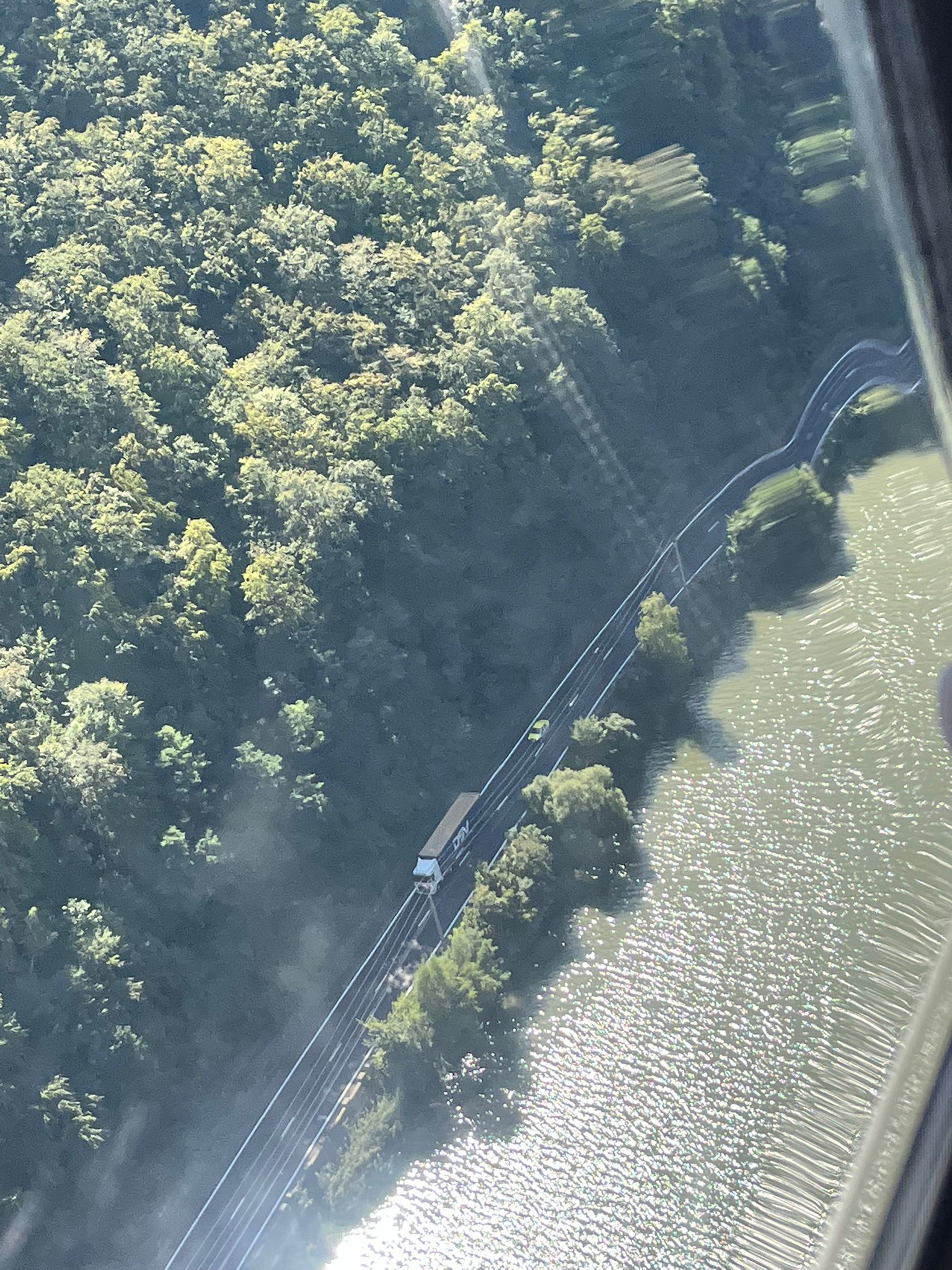 Premieră pe Valea Oltului: Trafic monitorizat din elicopter dotat cu radar. Zeci de șoferi prinși