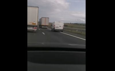 Un șofer sibian a fost filmat pe A1 cum face slalom printre mașini și apoi depășește pe banda de urgență