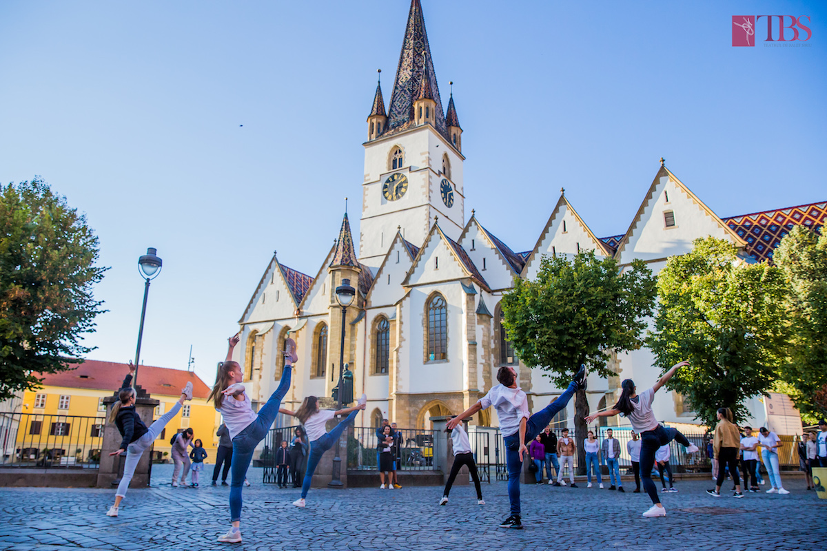 Din cauza vremii, Teatrul de Balet renunță la programul pentru Săptămâna Mobilității. Dansatorii vor participa la o plimbare pe jos prin centrul Sibiului