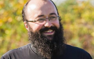 Cunoscutul duhovnic Visarion Alexa reținut de poliție. Este acuzat de agresiune sexuală la spovedanie