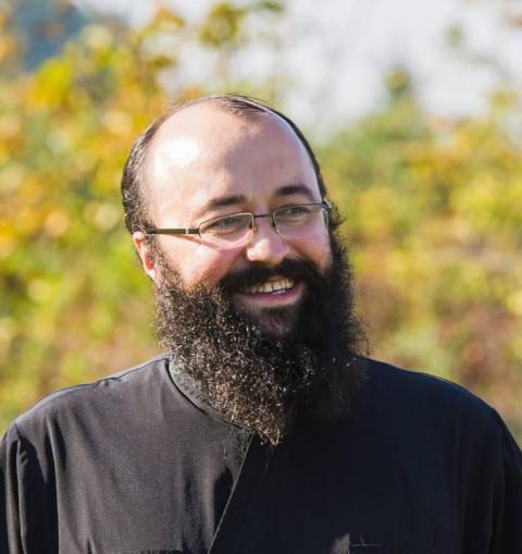 Cunoscutul duhovnic Visarion Alexa reținut de poliție. Este acuzat de agresiune sexuală la spovedanie