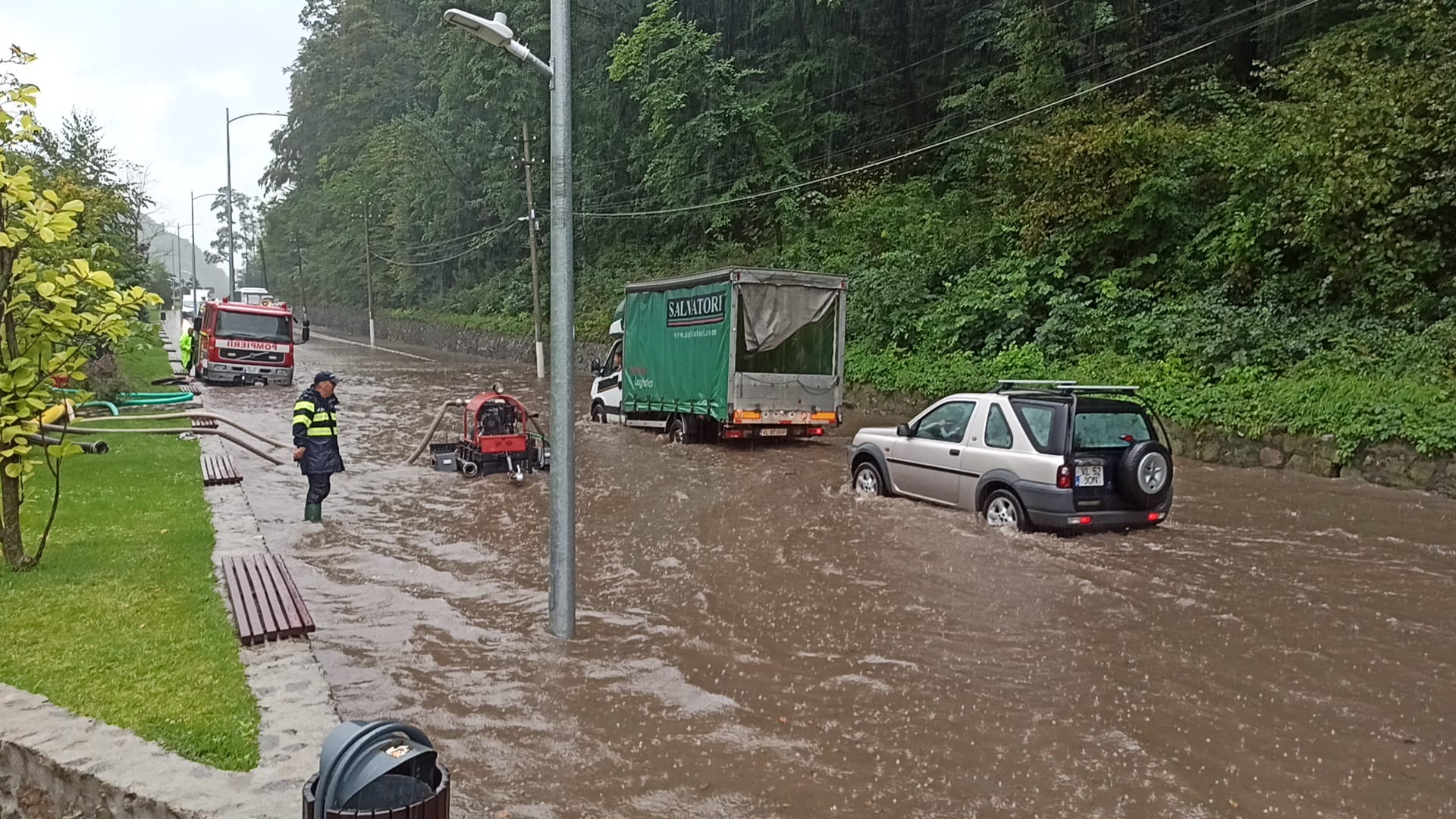 Inundații pe Valea Oltului. Traficul este îngreunat