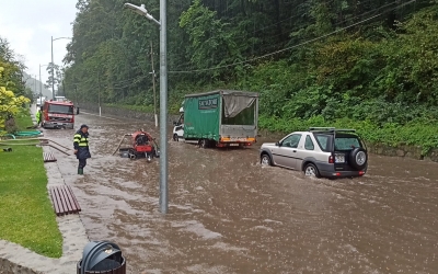 Inundații pe Valea Oltului. Traficul este îngreunat
