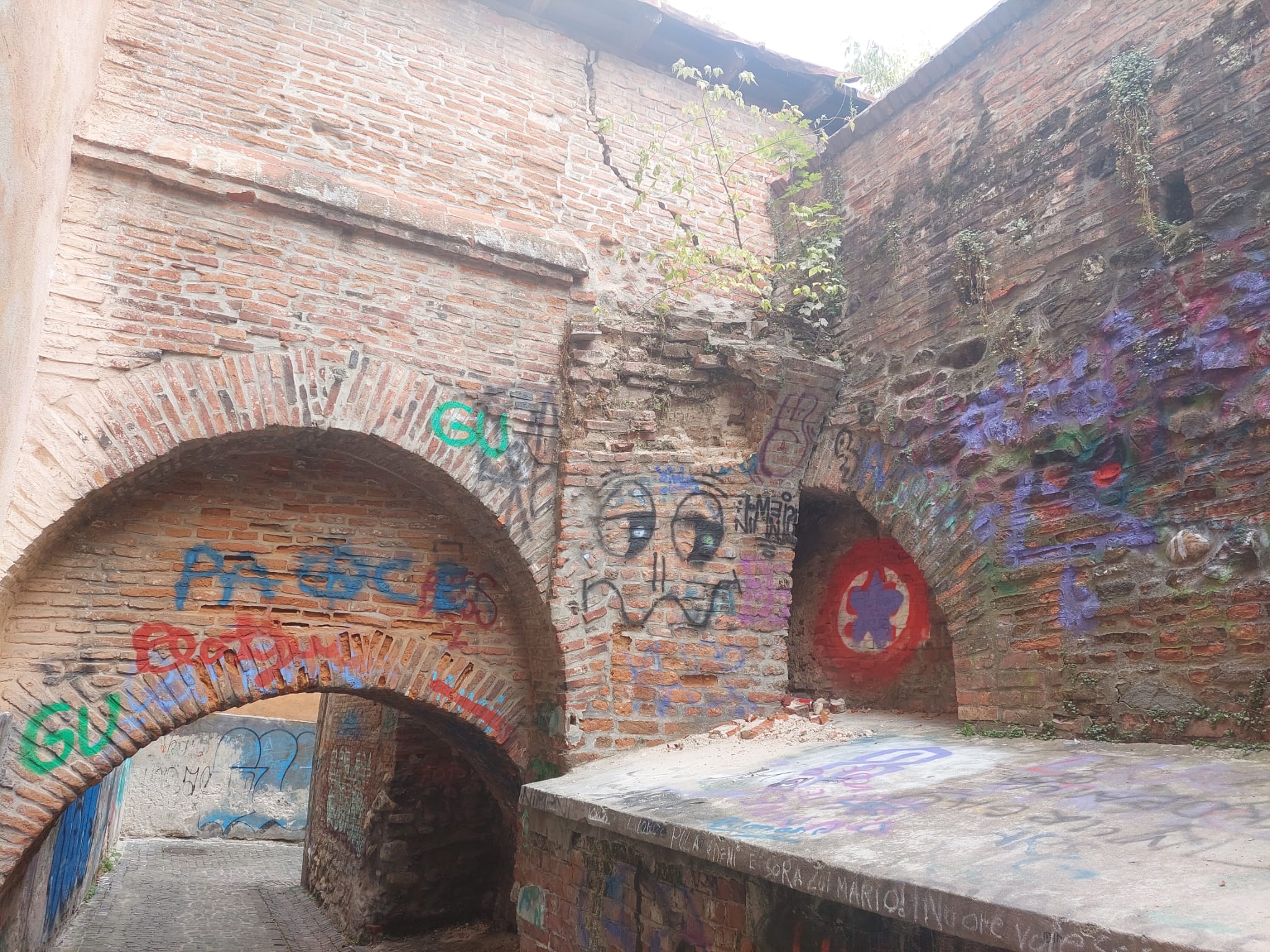 Imagini cu ziduri istorice ce stau să cadă pe o stradă din Sibiu. Primăria: urmează să fie curățate și ulterior reparate