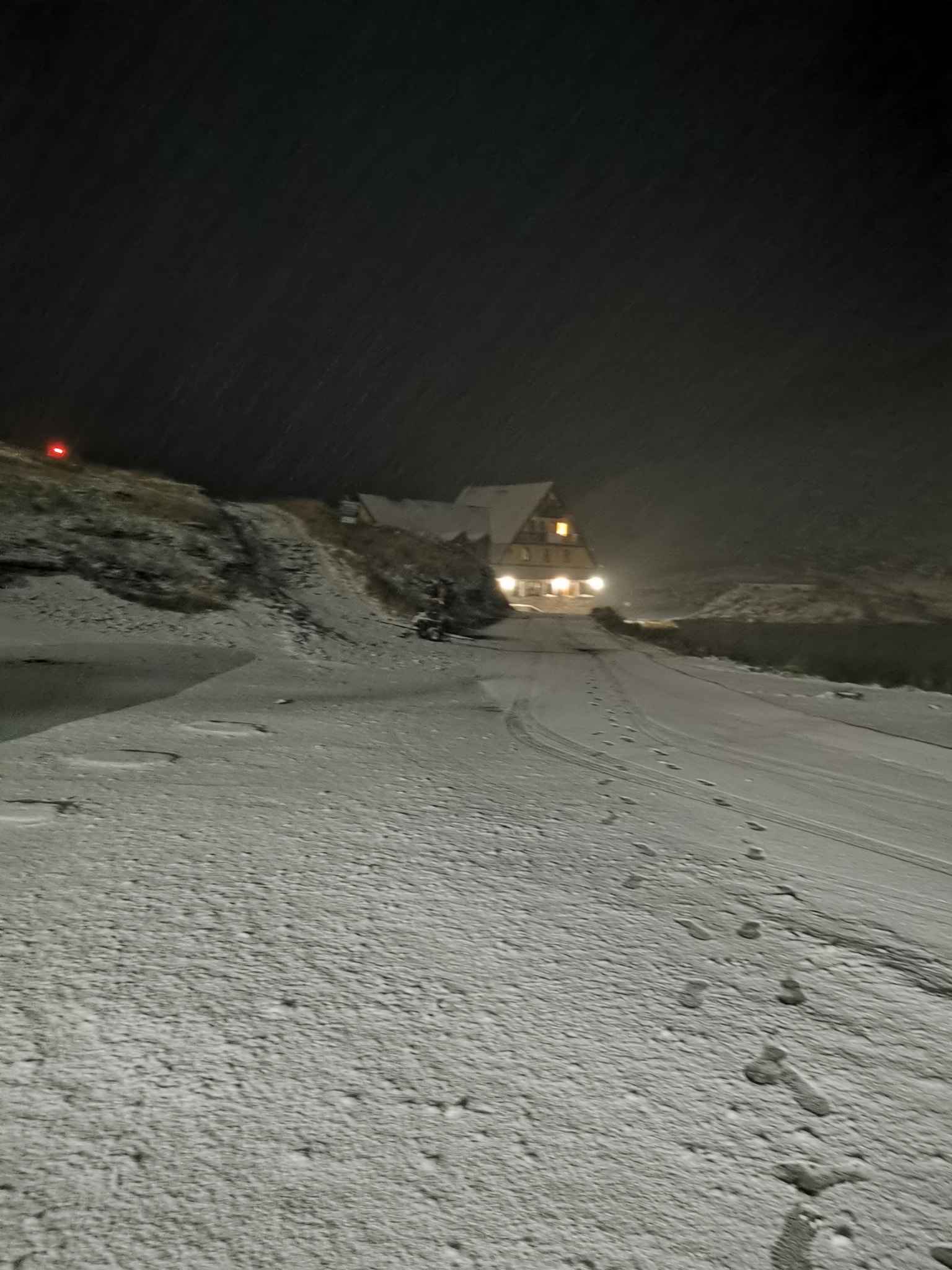 Prima zăpadă pe Transfăgărăşan şi la Bâlea Lac. Temperaturile au coborât sub -3 grade
