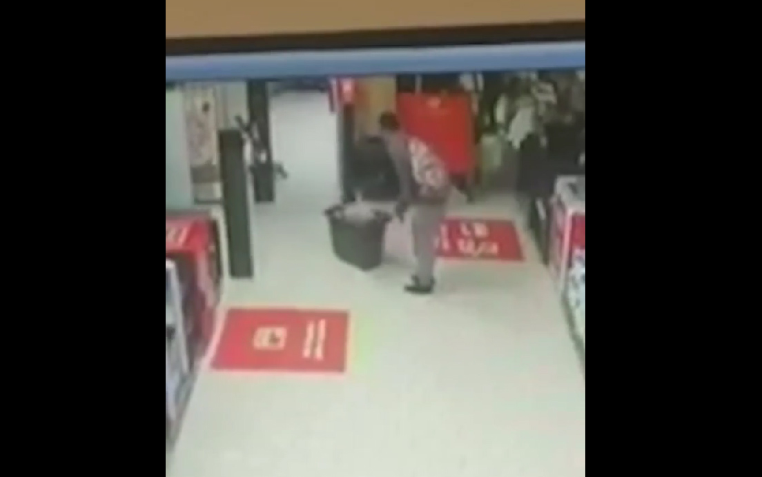 Metodă inedită de furt. Cum a încercat un bărbat să iasă cu coșul plin dintr-un supermarket din Bistriţa, fără să plătească