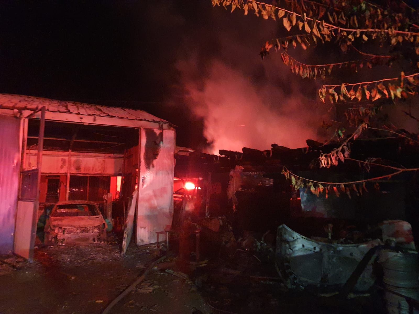 O casă a ars azi noapte în Scoreiu. Incendiul a pornit de la un scurtcircuit la mașina din garaj
