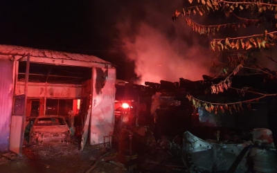 O casă a ars azi noapte în Scoreiu. Incendiul a pornit de la un scurtcircuit la mașina din garaj