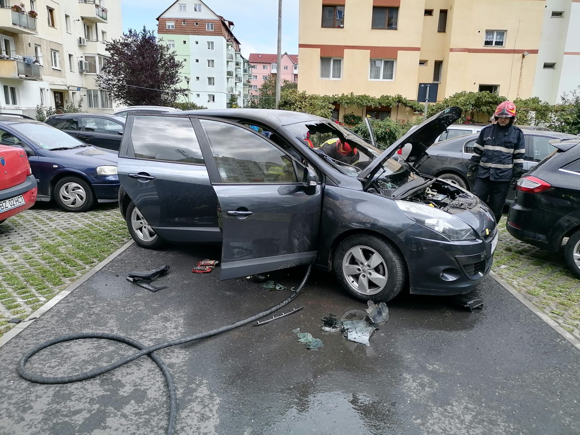 O mașină a luat foc în zona Mihai Viteazu, din cauza unui scurtcircuit electric