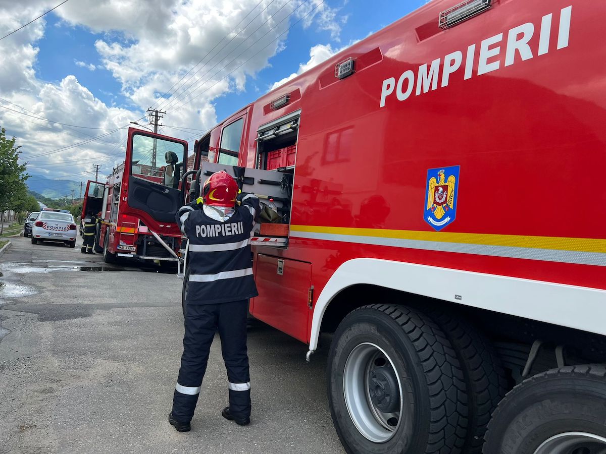 Incendiu pe strada Nicolae Iorga din Sibiu. A ars acoperișul unui garaj