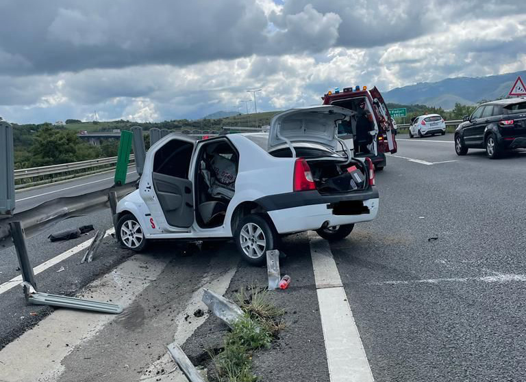 Accident mortal pe autostradă. „A intrat în coliziune violentă cu glisiera mediană