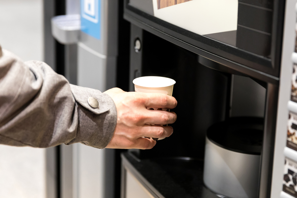Poliția i-a prins pe tinerii care furau banii din automatele de cafea din Sibiu. Prejudiciu de 24.000 de lei