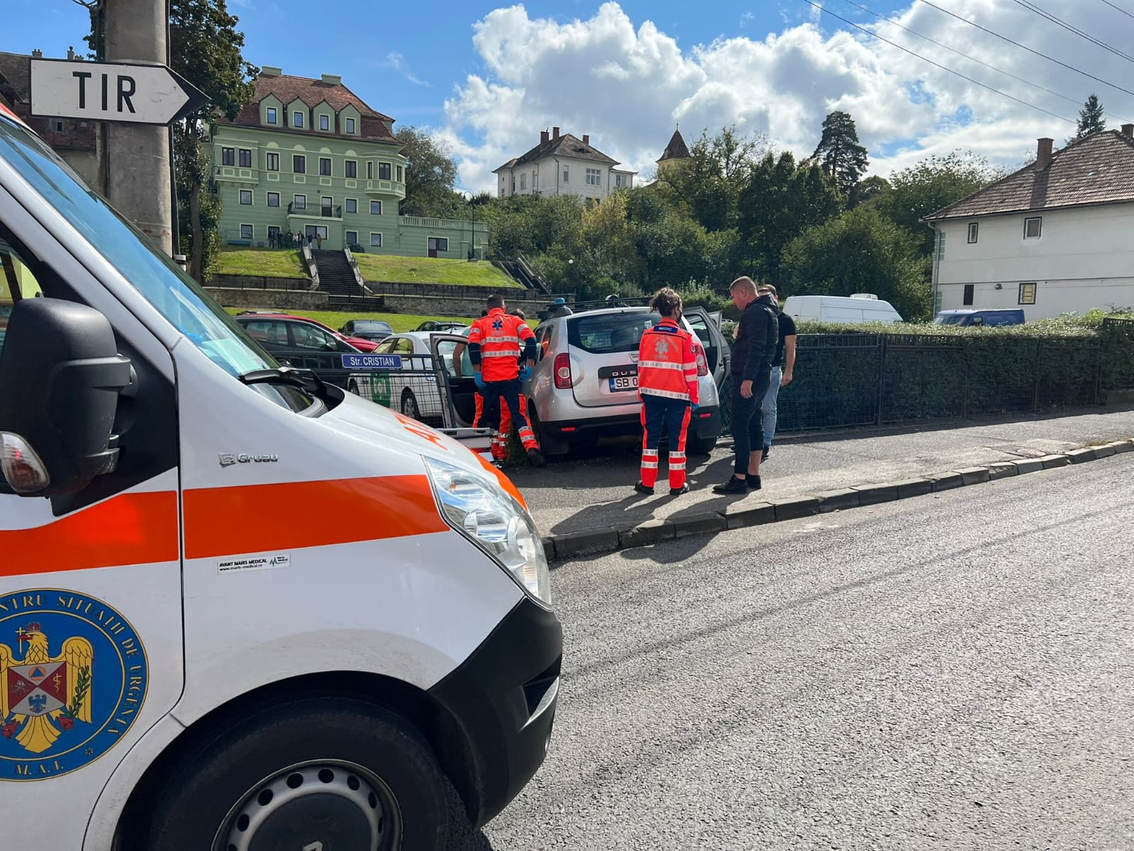 Patru mașini implicate într-un accident, pe strada Cristian. Două persoane au fost rănite