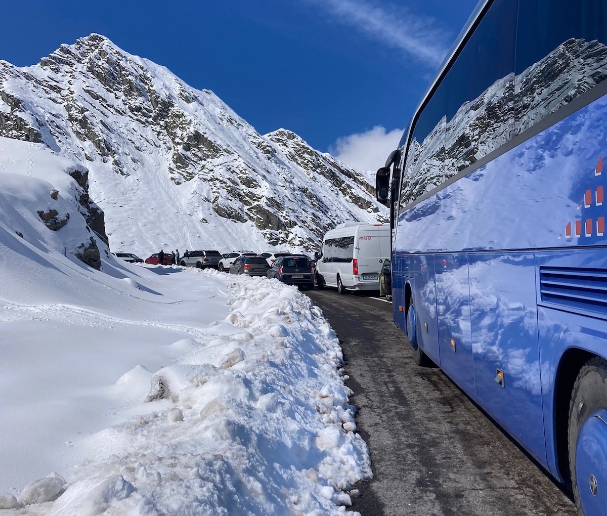 Trafic blocat pe Transfăgărășan. Poliția intervine și amendează șoferii care au parcat pe șosea