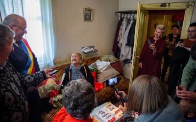 Cea mai vârstnică localnică din Sadu a împlinit 100 de ani și a primit titlul de cetățean de onoare al comunei. „Îi mulțumesc lui Dumnezeu pentru fiecare zi”