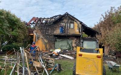 Asociația „Mâini Unite” strânge bani pentru a reconstrui casa incendiată de un pompier sibian: Nu ne-a venit să credem că focul a fost pus de un om care trebuia să ne apere de incendii