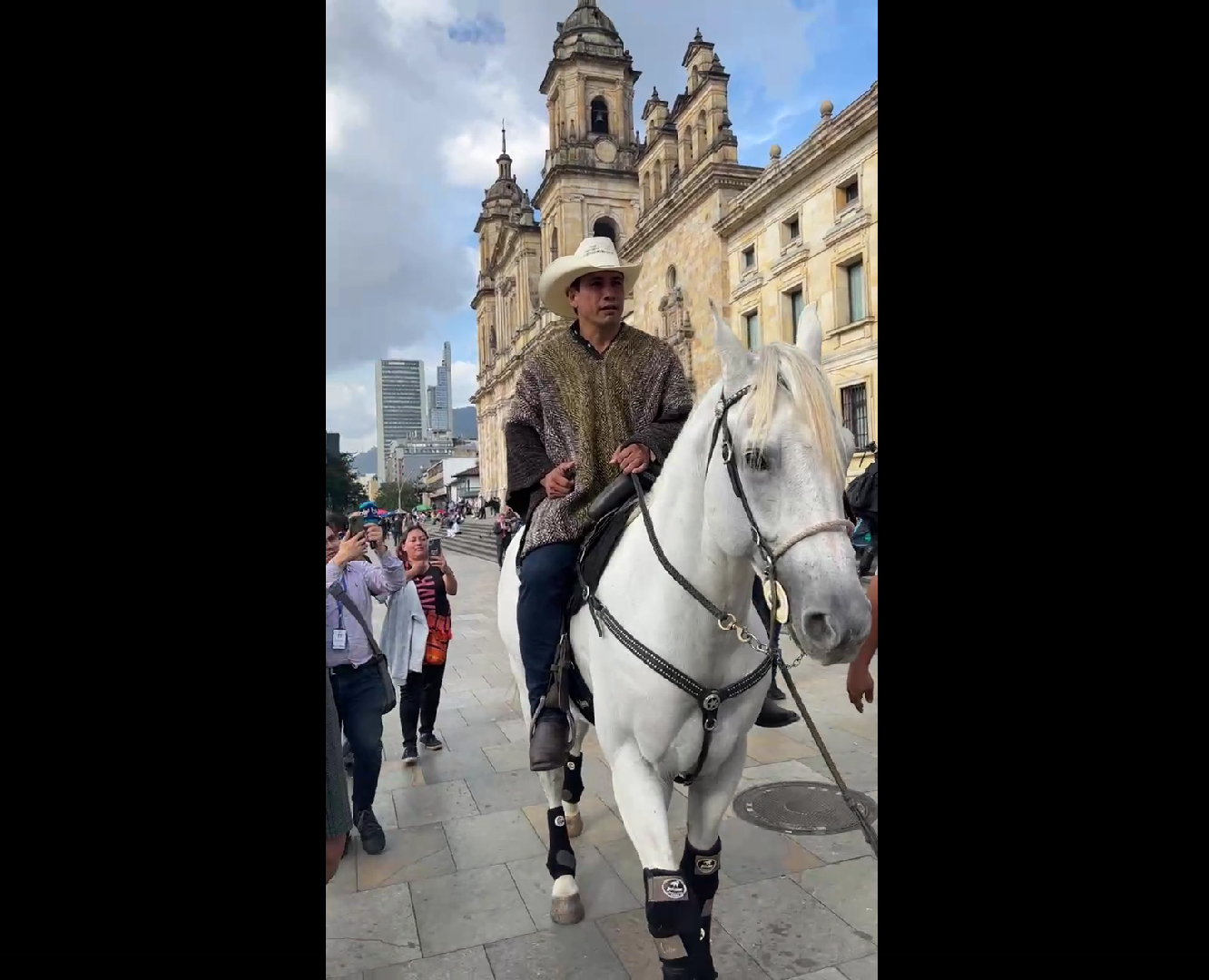 Un senator columbian a intrat pe cal în Congres, pentru a verifica dacă legislativul este într-adevăr pet-friendly