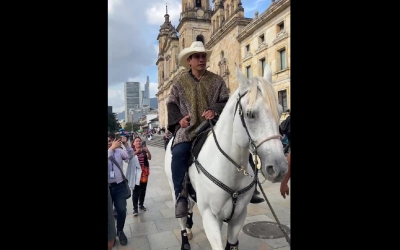Un senator columbian a intrat pe cal în Congres, pentru a verifica dacă legislativul este într-adevăr pet-friendly