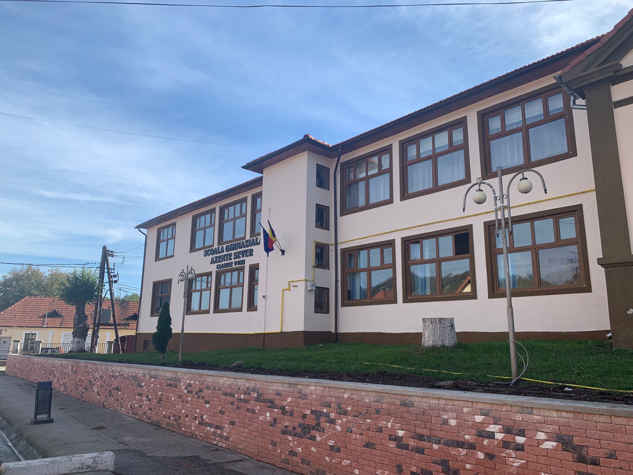 Au fost finalizate renovările exterioare la şcoala din localitatea Axente Sever