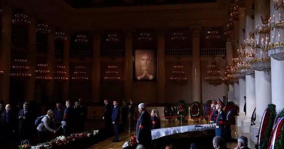 Mihail Gorbaciov, a fost înmormântat. Rușii au făcut coadă șă-și ia rămas bun de la el