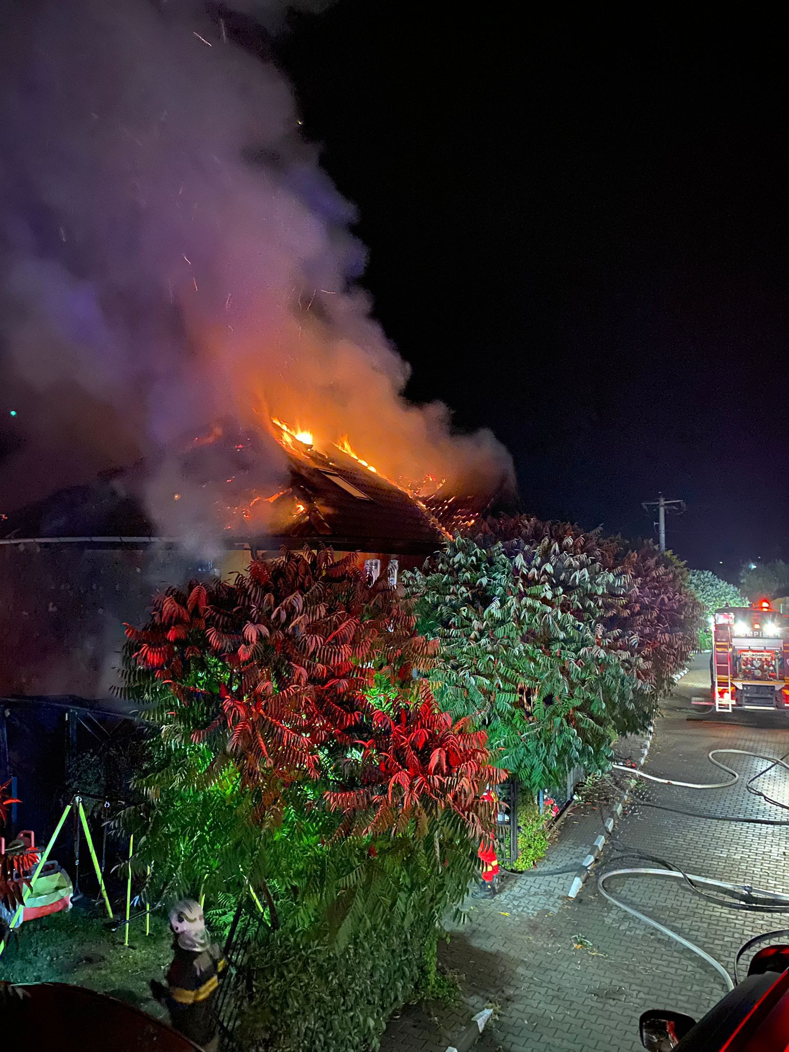 Mamă cu trei copii, rămasă pe drumuri după ce casa a fost incendiată de un pompier. Sibianca are nevoie de sprijinul comunității