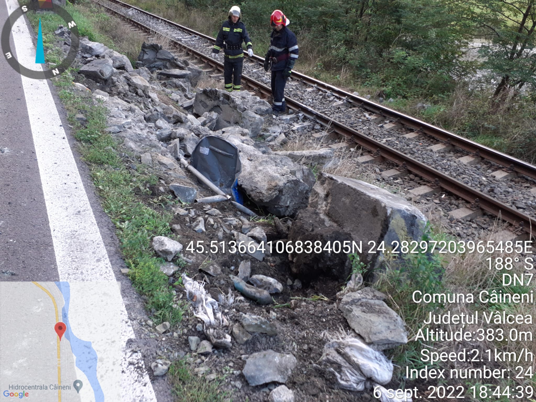 Un TIR a intrat în parapet pe Valea Oltului. Piatra a ajuns pe calea ferată