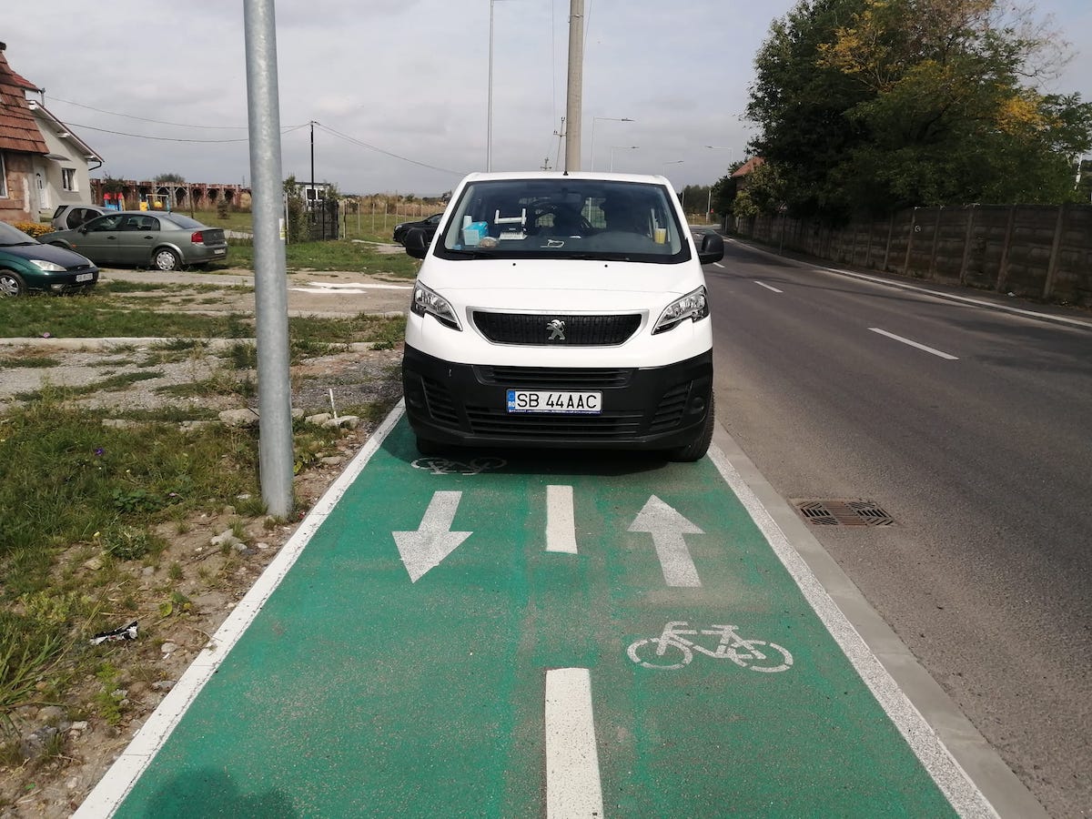 FOTO Pista pentru biciclete, loc de parcare pentru mașini: Azi, Apă Canal. ”Este o situație în care încredințăm organelor competente libertatea de a aplica legea”