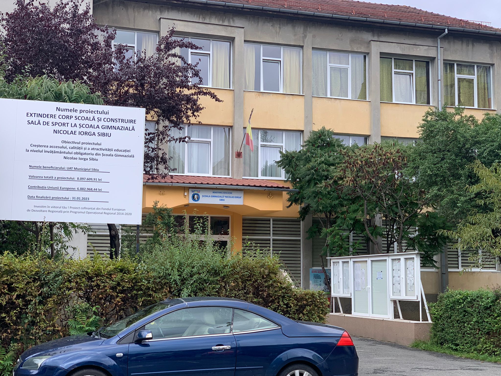 Gestul unui sibian când a văzut cum arată drapelul României arborat pe școala din fața blocului: ”Mă doare sufletul...”