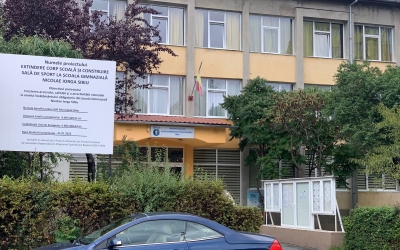 Gestul unui sibian când a văzut cum arată drapelul României arborat pe școala din fața blocului: ”Mă doare sufletul...”
