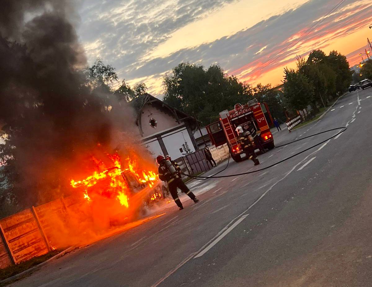 Mașină incendiată în Sibiu, pe strada Frezorilor