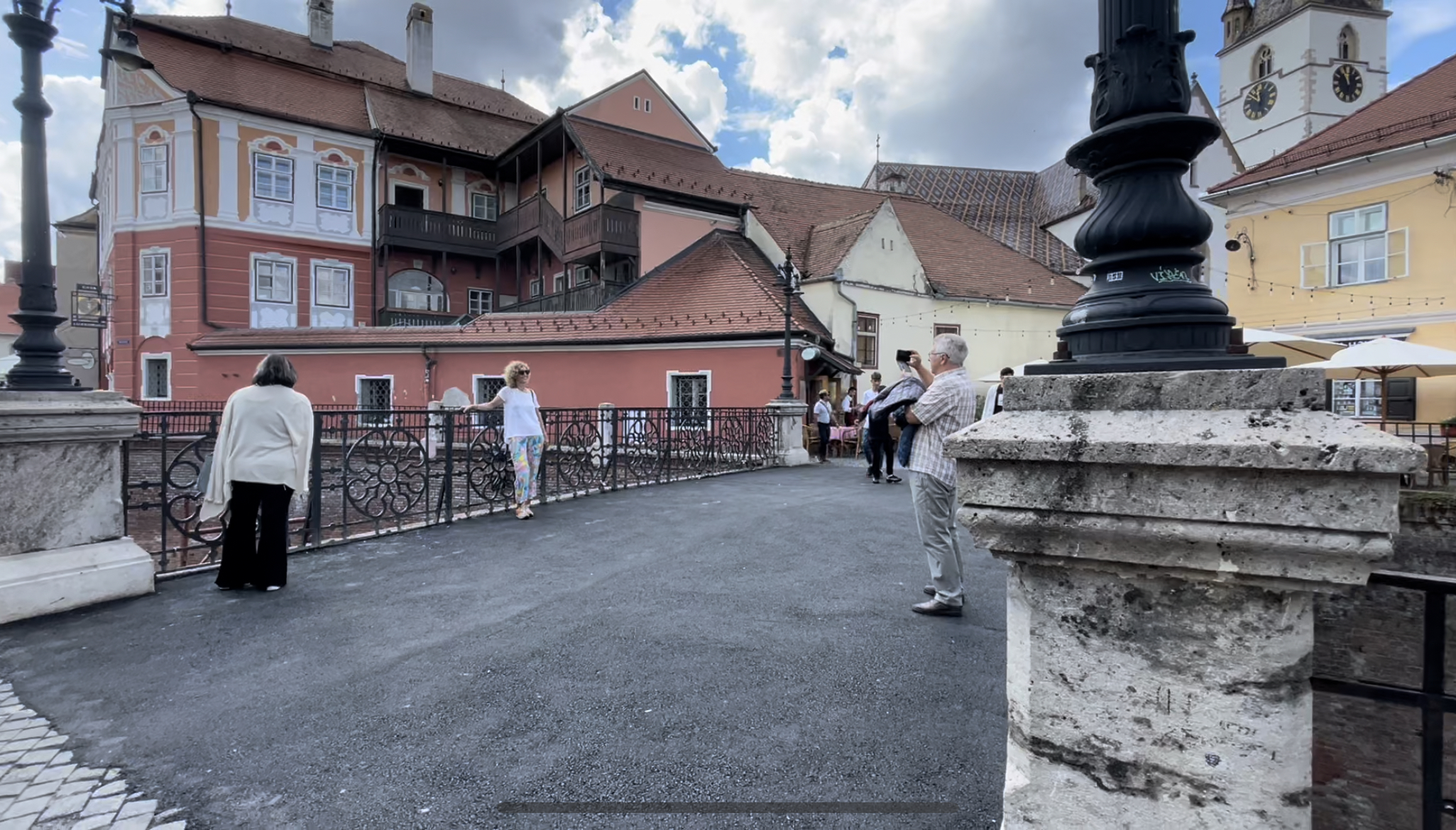 Primăria Sibiu despre asfaltarea Podului Minciunilor: Așa era și înainte. Plus, imagini de epocă, cum arăta Podul acum o sută de ani