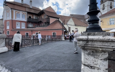 Primăria Sibiu despre asfaltarea Podului Minciunilor: Așa era și înainte. Plus, imagini de epocă, cum arăta Podul acum o sută de ani