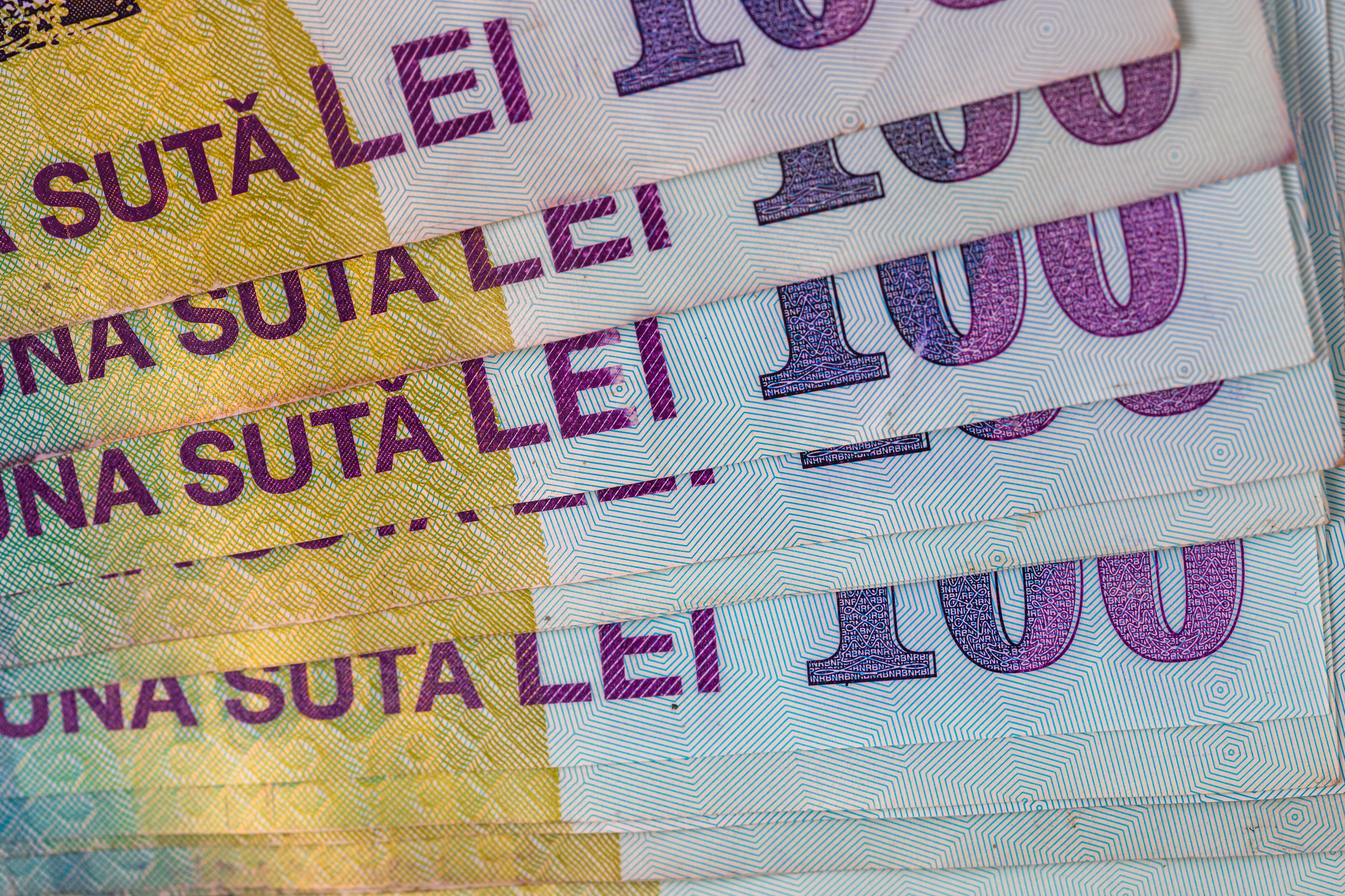 Polițist de la Rutieră, acuzat de luare de mită. 3 locuințe și o mașină percheziționate de agenții anticorupție sibieni