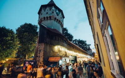 Începe cel mai cunoscut street food festival din Sibiu - Zeci de food truck-uri vă dau întâlnire la ”Foodie” pe strada Cetății - Distracție pe cinste și pentru copii