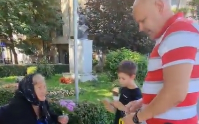 Video viral: Polițistul Viorel Teacă a impresionat internetul printr-un gest făcut pentru o bătrânică
