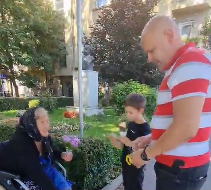 Video viral: Polițistul Viorel Teacă a impresionat internetul printr-un gest făcut pentru o bătrânică