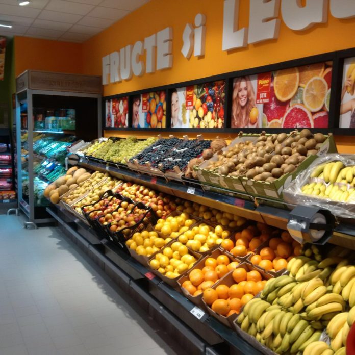 Produse expirate, depozitate pe jos, sau un preț la raft, altul la casă: Protecția Consumatorului a controlat un lanț de supermarketuri din Sibiu